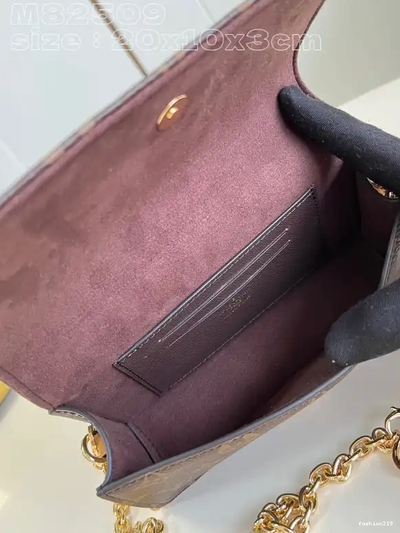 On Lily Chain Wallet LOUIS VUITTON 0429